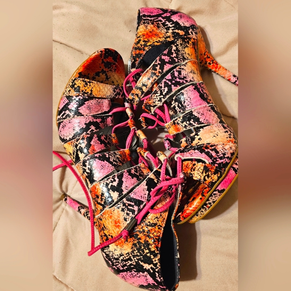 Multi color size 7 Platform sandal